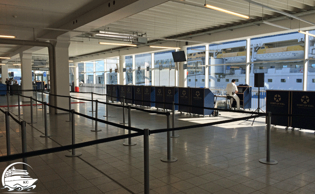 Blick auf die Check-In Schalter in der Abfertigungshalle