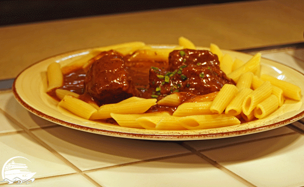 AIDAcosma Restaurants Erfahrungen - Brauhaus - Gulasch mit Nudeln