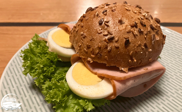AIDAcosma Restaurants Erfahrungen - Street Food - Brötchen