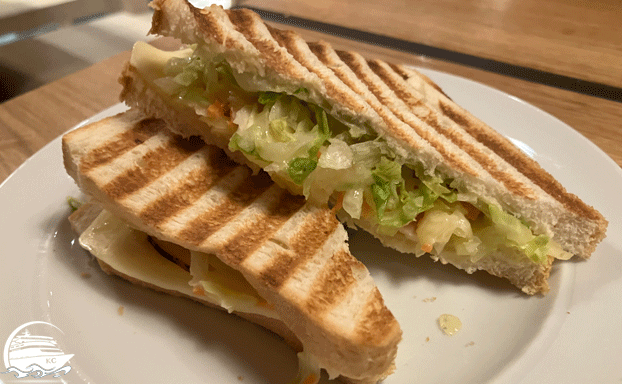 AIDAcosma Restaurants Erfahrungen - Street Food - Brot