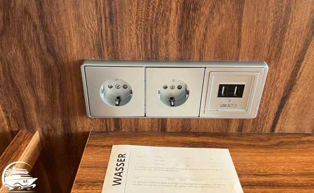 AIDA Kabinen Ausstattung - Steckdosen am Schreibtisch mit USB