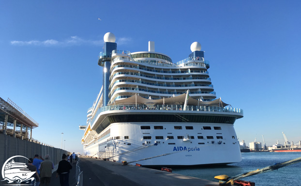 AIDAperla im Hafen von Civitavecchia 