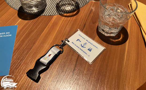 Allein auf Kreuzfahrt - Platzhalter-Karte für den Sitzplatz im Buffet-Restaurant 