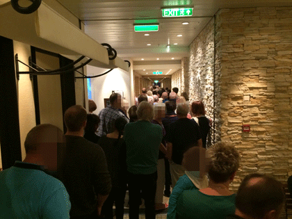 Schlange vor dem Buffet-Restaurant