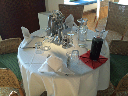 Gedeckter Tisch mit Tischgetränken in Karaffen (Wein und Wasser)