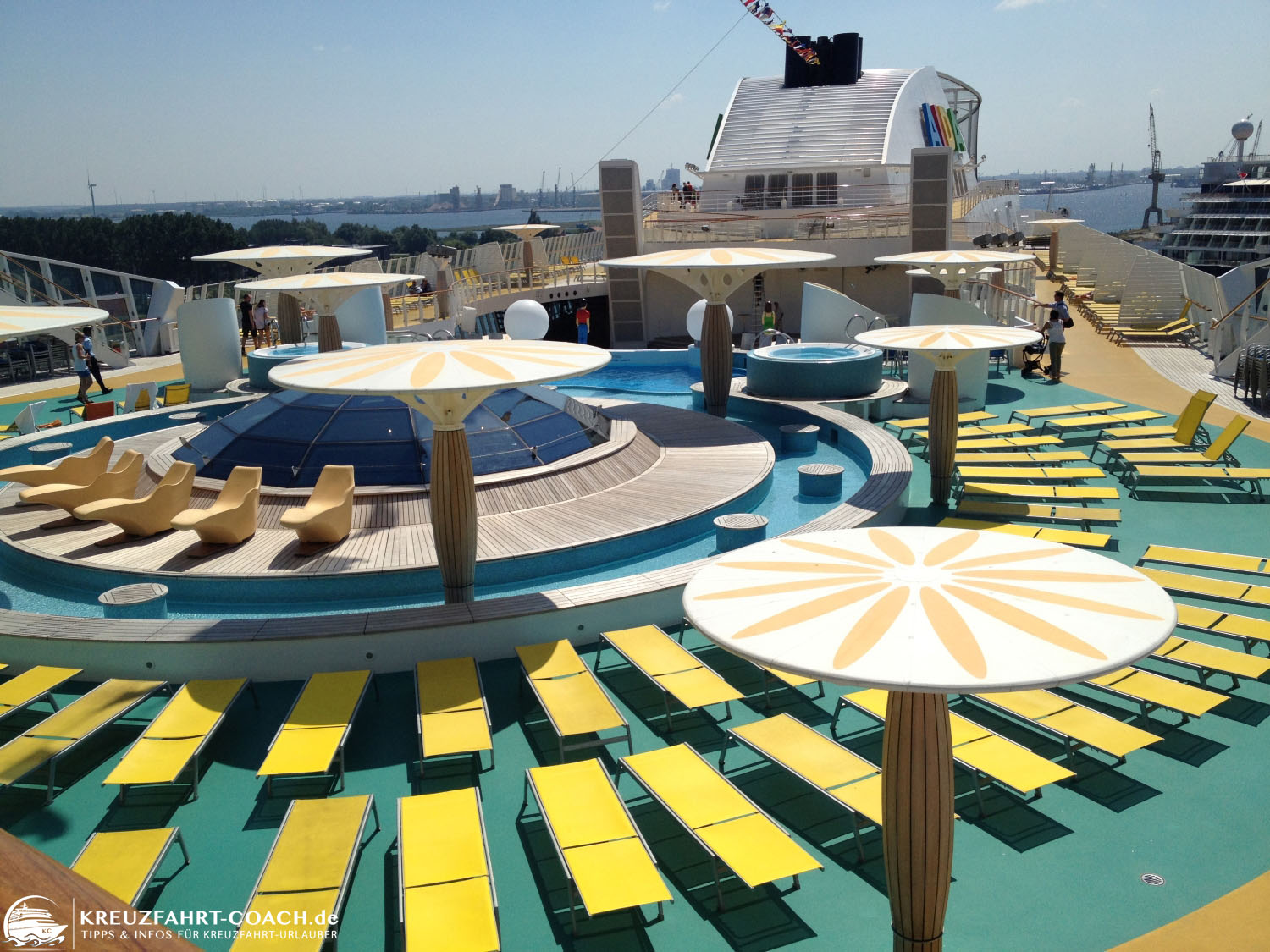 Warum AIDA Cruises? 3 Blick auf das Pooldeck mit Liegen und Sonnenschirmen