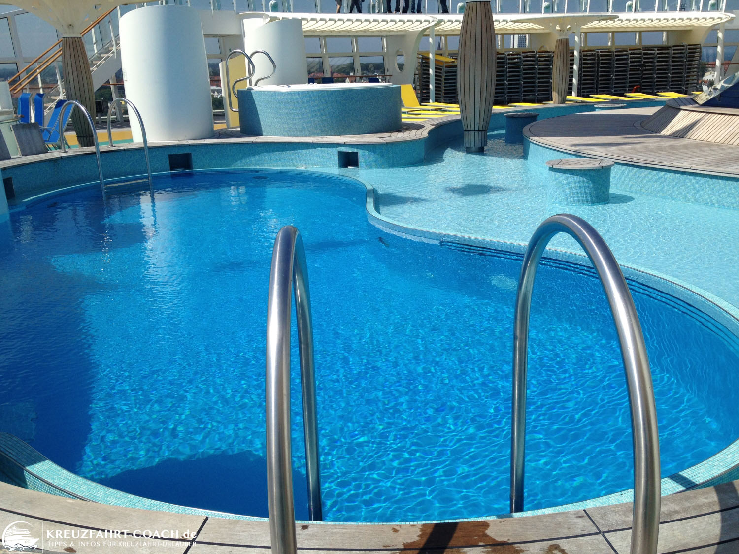 Warum AIDA Cruises? 4 Pools auf dem Pooldeck