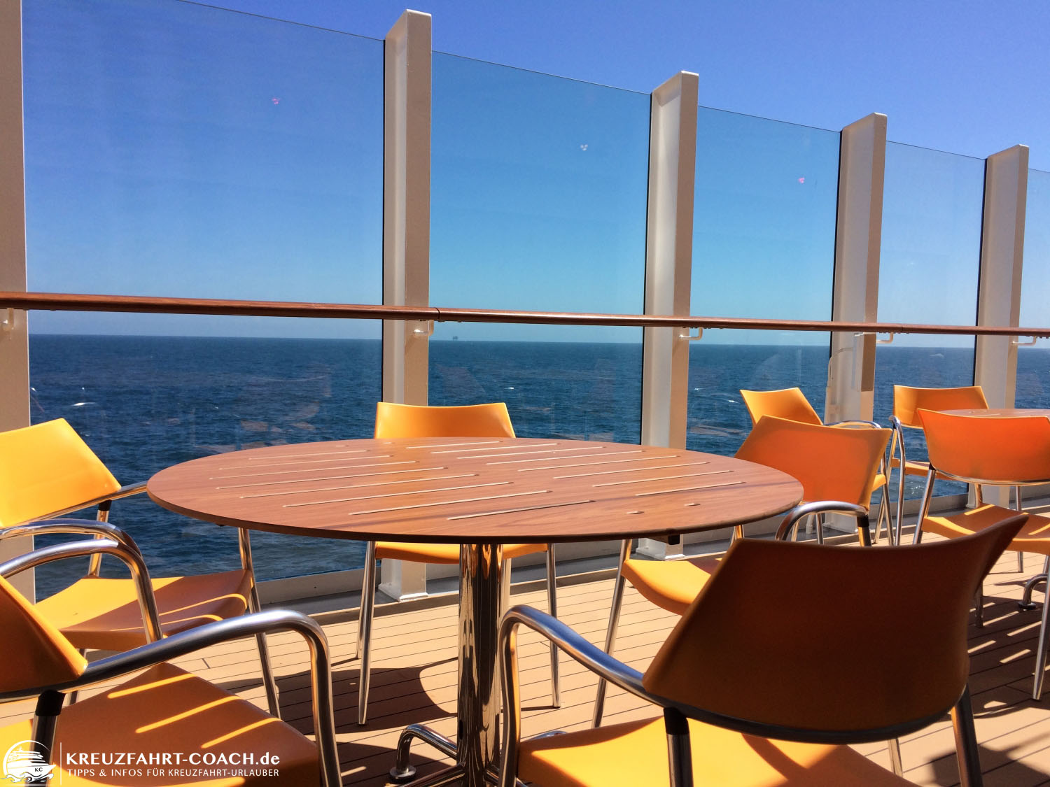 Warum AIDA Cruises? 5 Tisch mit Meerblick