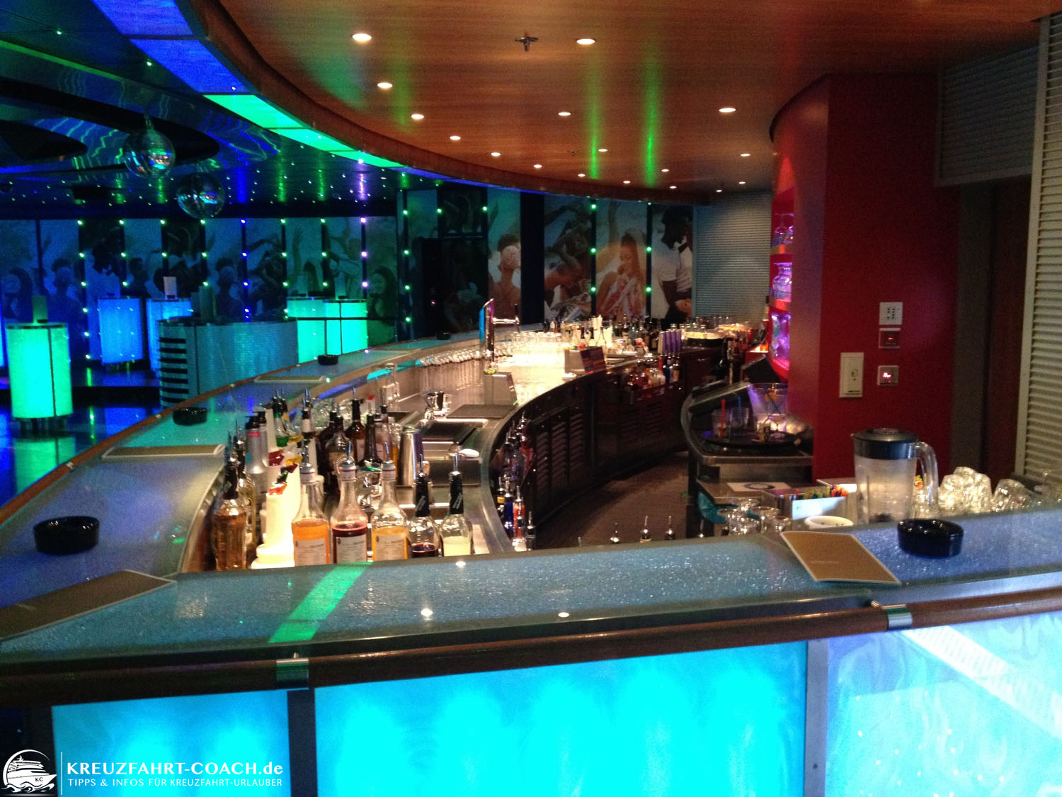 Warum AIDA Cruises? 12 Die Bar in der Disco