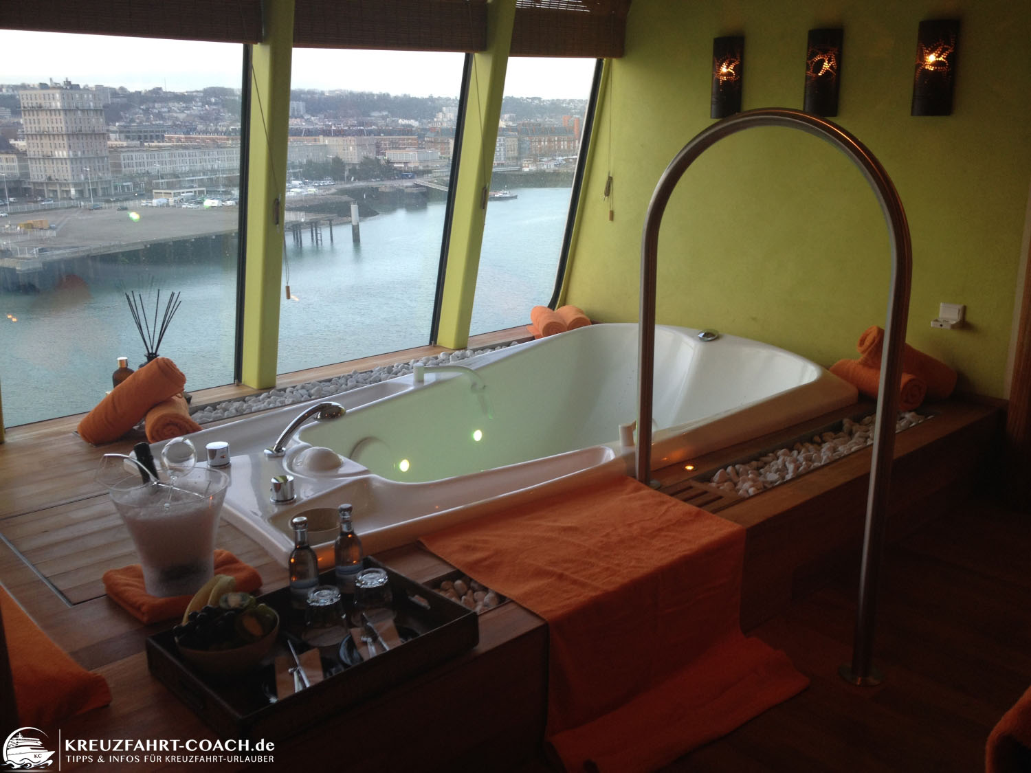 Warum AIDA Cruises? 16 Whirlpool in der Wellnessuite