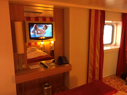 Blick auf Fernseher und das Fenster