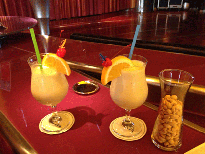 2 alkoholfreie Cocktails auf dem Tresen an der AIDA Bar