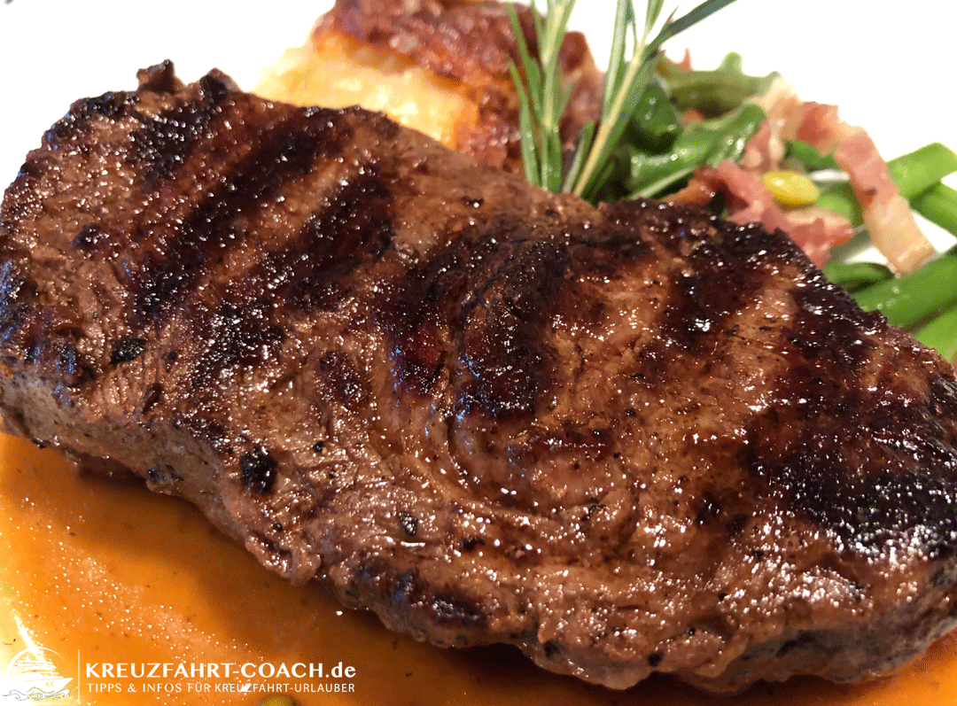 Lecker Steak im Atlantik Restaurant. Rindersteak mit Kartoffelgratin und Speckbohnen.