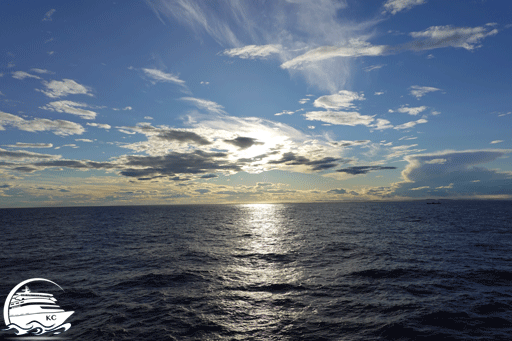 Blaue Reise Fazit - Das Meer Blick auf das Meer Richtung Horizont vor dem Sonnenuntergang.