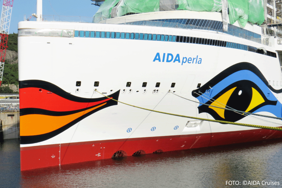 AIDAperla hat Kussmund erhalten 2 Die fertige Bugbemalung von AIDAperla
