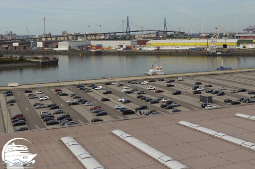 Parkplatz am Cruise Center Steinwerder Blick vom Schiff auf den Parkplatz am Kreuzfahrtterminal