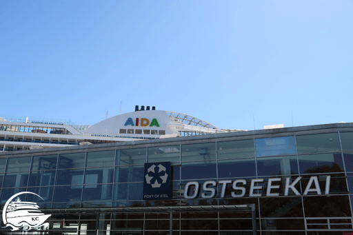 AIDA am Cruise Terminal Ostseekai Kiel Blick auf den Cruise Terminal Ostseekai Kiel mit AIDA Kreuzfahrtschiff im Hintergrund