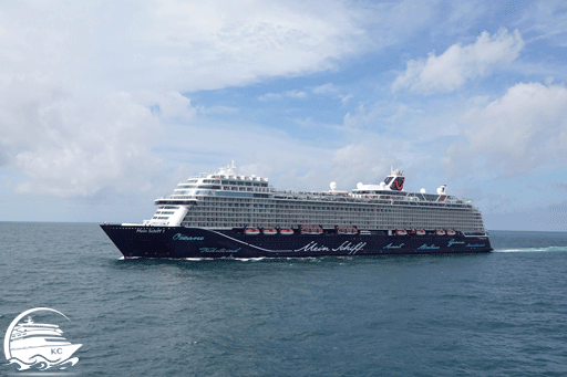 Treffen mit Mein Schiff 1 Blick von der Mein Schiff 2 auf die parallel fahrende Schwester Mein Schiff 1