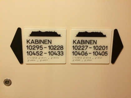 Schild Wegweiser zu den Kabinen