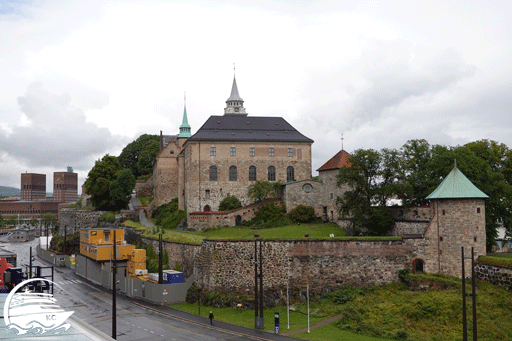 Oslo -  Festung Akershus und Rathaus.  Blick vom Schiff auf die Festung und das Rathaus  in Oslo.