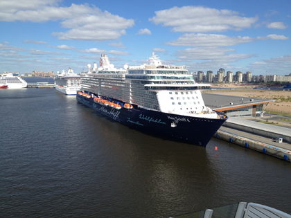 1 Jahr Kreuzfahrt-Coach.de! 6 Schiff von TUI Cruises im Hafen von St. Petersburg